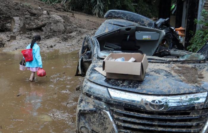 Les sauveteurs indonésiens recherchent des disparus dans des voitures et des bus enterrés après un glissement de terrain à Sumatra