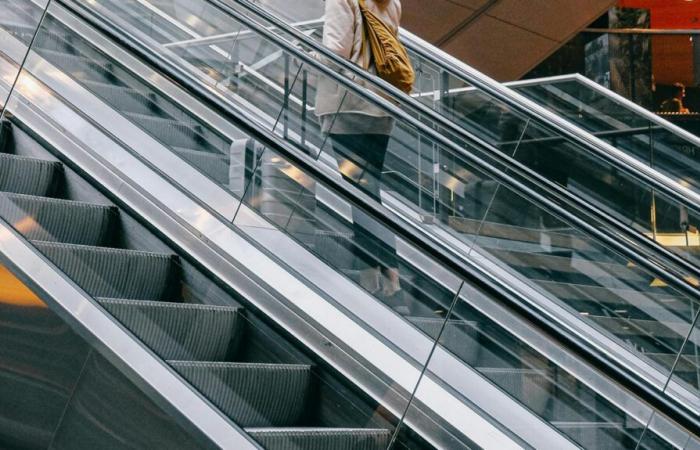 un enfant de 11 ans tombe du haut d’un escalier roulant à Paris