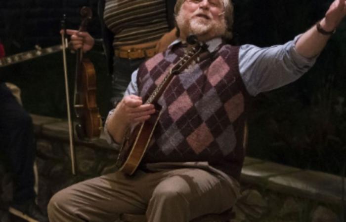 L’acteur canadien Julien Arnold s’effondre et meurt sur scène lors d’une pièce de théâtre à l’âge de 60 ans