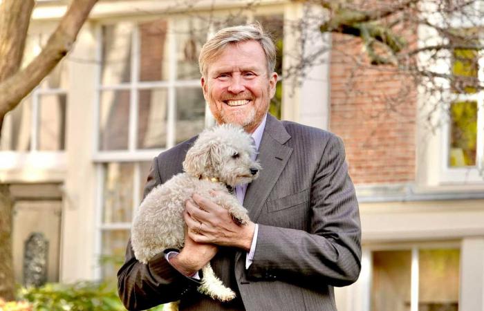 La famille royale néerlandaise pose avec son chien au béguinage d’Amsterdam pour la traditionnelle séance photo de fin d’année