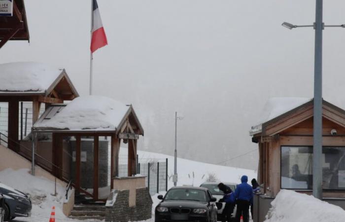 un homme en garde à vue