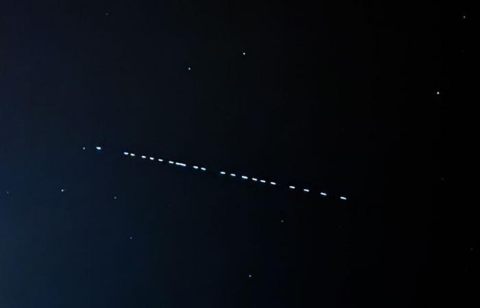 “C’est le Père Noël qui expérimente son traîneau !” Le retour dans le ciel des satellites Starlink suscite des réactions