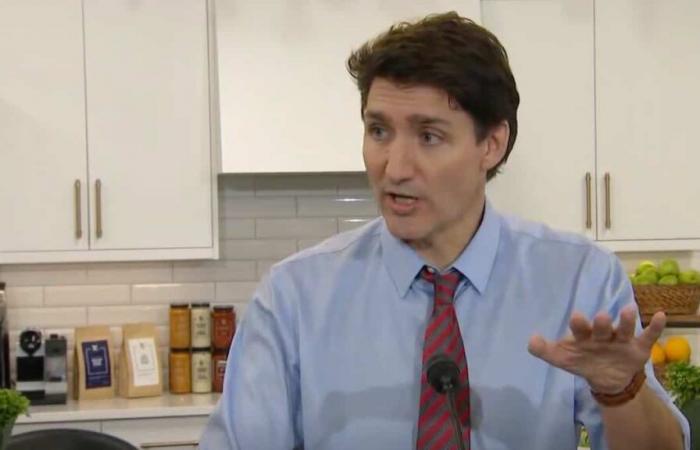 Justin Trudeau défend son chèque de 250 $ dont l’avenir est incertain