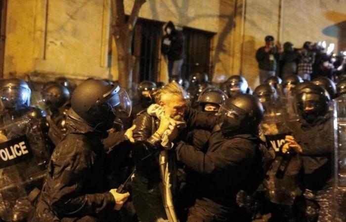 La police tire des gaz lacrymogènes sur des manifestants pro-Union européenne