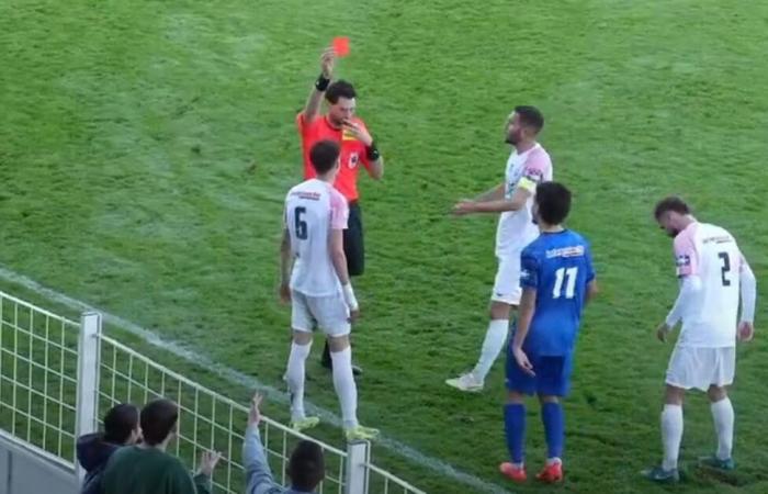 pourquoi l’arbitre n’aurait jamais dû exclure le défenseur de l’ACFC Paul Bentayou [vidéo]