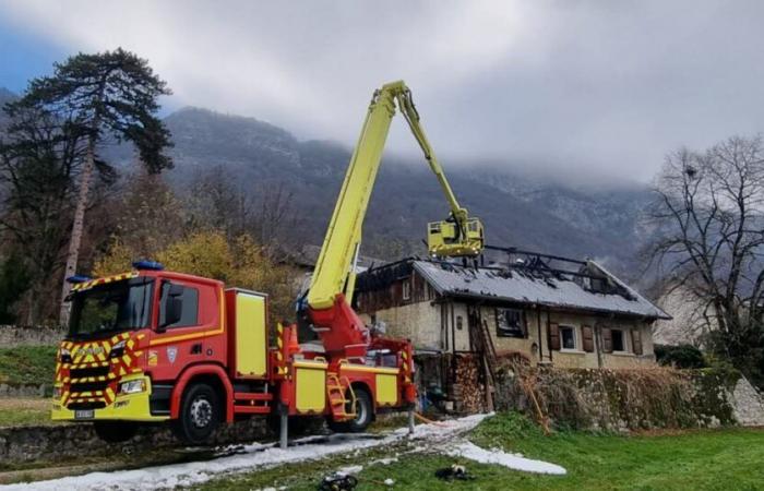 une maison ravagée par les flammes