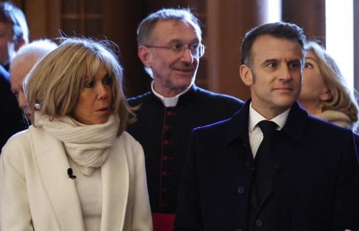 Incandescente, Brigitte Macron a trouvé cet hiver l’alternative la plus chic au manteau noir