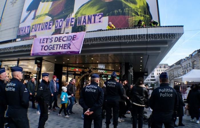 « Quel avenir voulons-nous » ? Des militants déploient une immense banderole sur l’Inno de la rue Neuve pour dénoncer la surconsommation lors du Black Friday