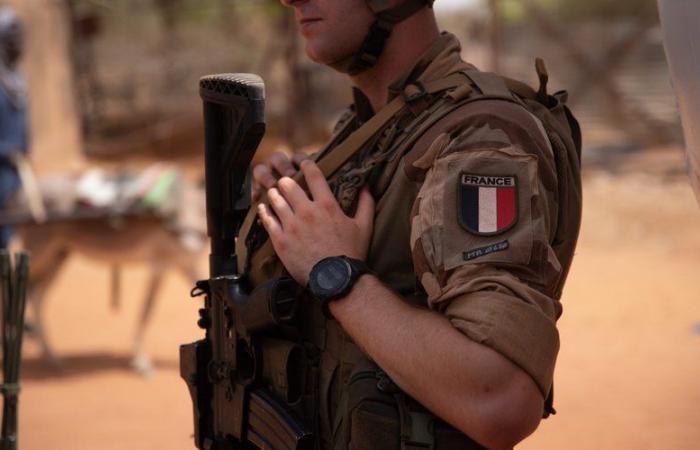 l’armée française poussée progressivement vers une sortie d’Afrique