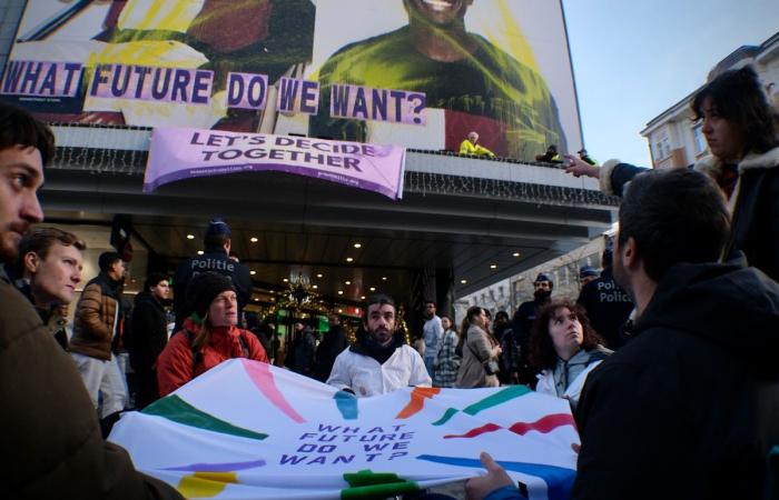 « Quel avenir voulons-nous » ? Des militants déploient une immense banderole sur l’Inno de la rue Neuve pour dénoncer la surconsommation lors du Black Friday