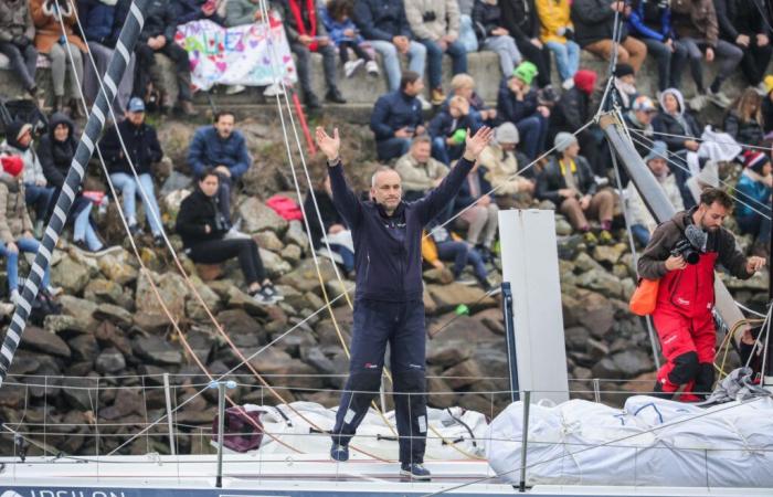 Seul au milieu de l’Atlantique, un marin du Vendée Globe sauve la mise à ses filles en Bretagne