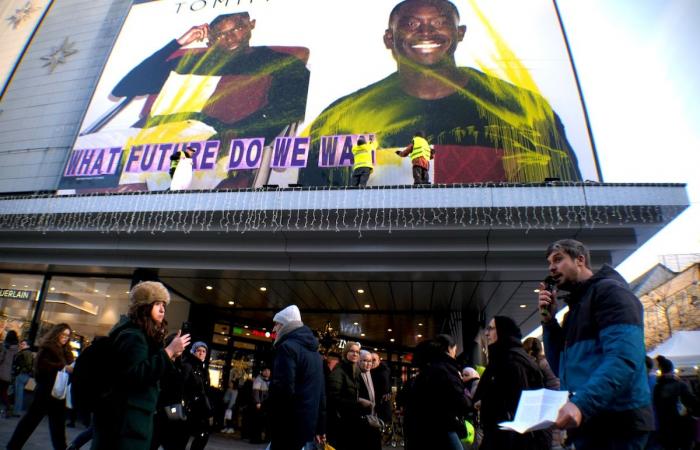 « Quel avenir voulons-nous » ? Des militants déploient une immense banderole sur l’Inno de la rue Neuve pour dénoncer la surconsommation lors du Black Friday