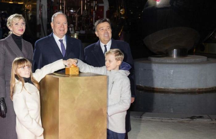 Jacques et Gabriella de Monaco donnent le coup d’envoi des festivités de Noël avec leurs parents, un moment magique sur le Rocher