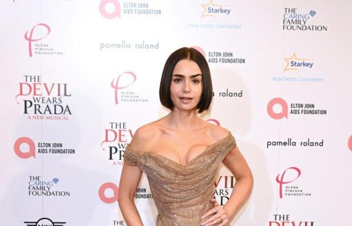 La star d’Emily in Paris, Lily Collins, éblouit en or lors de la comédie musicale Le Diable s’habille en Prada avec Sir Elton John et Vanessa Williams