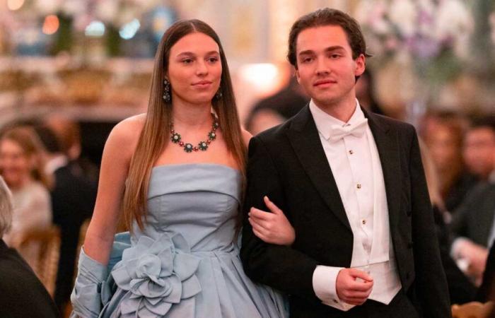 Un descendant des tsars et du prince Youssoupov au bras du prince Alexis Obolensky au bal des débutantes