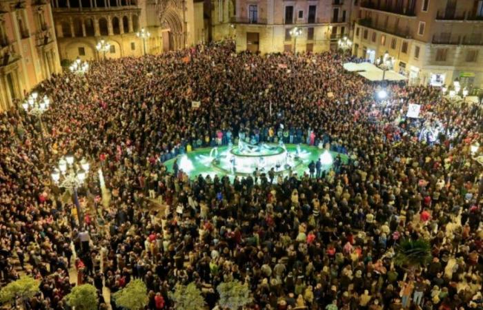 à Valence, près de 100 000 manifestants critiquent la gestion des inondations