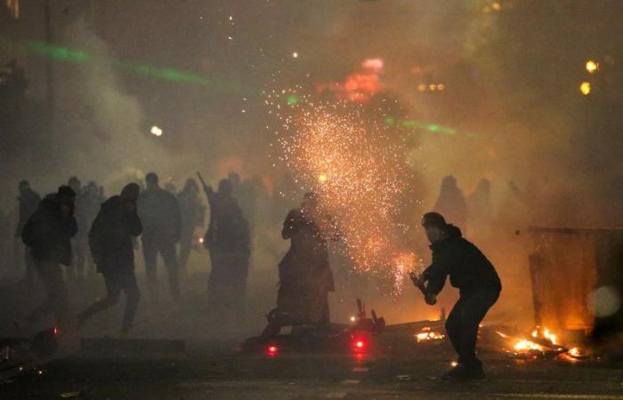 La police géorgienne tire des gaz lacrymogènes pour disperser les manifestants, selon les agences russes