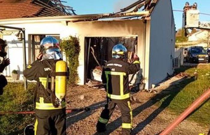 L’adolescent fait le plein d’essence avec son scooter, moteur allumé, et met le feu à la maison familiale