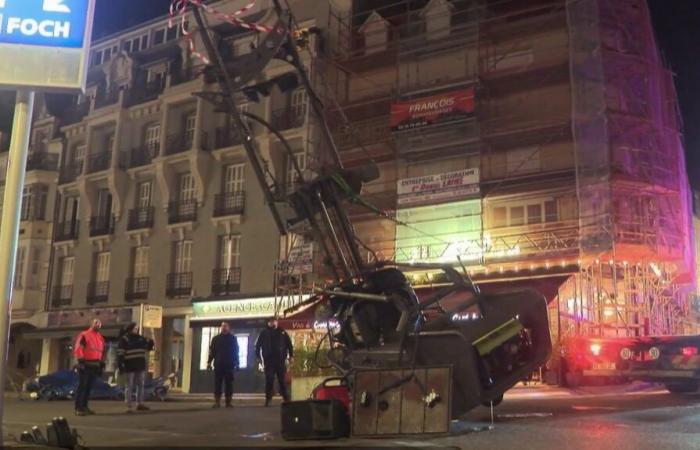 un char de Noël tombe sur la foule