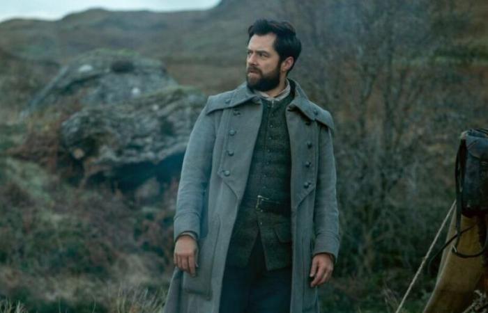 “C’est un peu tiré par les cheveux”… Richard Rankin réagit à la révélation sur le père de Roger