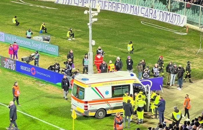 Bove s’effondre lors de Fiorentina-Inter. Il est conscient. Match suspendu et reporté