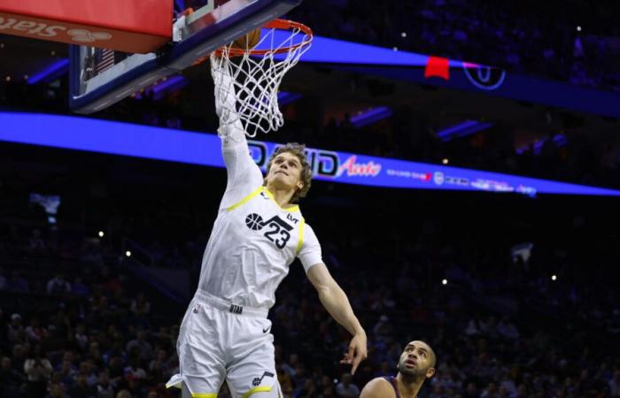 Lauri Markkanen dépasse Anthony Davis pour un dunk inversé