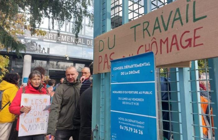 manifestation devant le conseil départemental