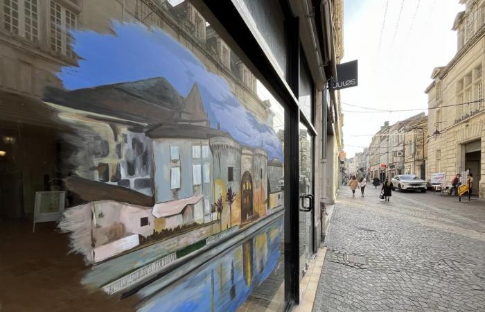 fenêtres vides couvertes par les œuvres d’un peintre