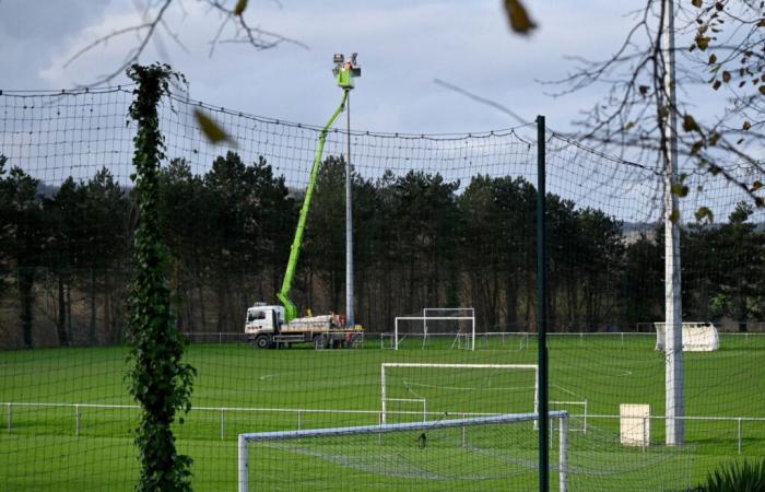 Un pylône de plusieurs mètres de haut tombe sur un terrain de football à Cherbourg, le stade fermé