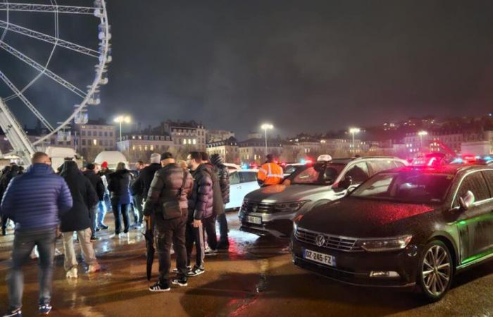 un bivouac place Bellecour, mêmes blocages ce mardi