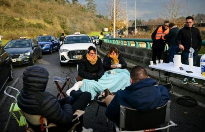 Des chauffeurs de taxi en colère et inquiets mobilisés à Lyon et Toulon : Actualités