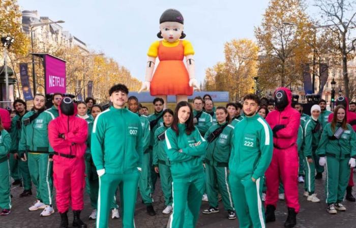 Squid Game envahit Paris ! Ce 1 2 3 soleil géant avec 456 participants a mis la Ville Lumière sur pause !