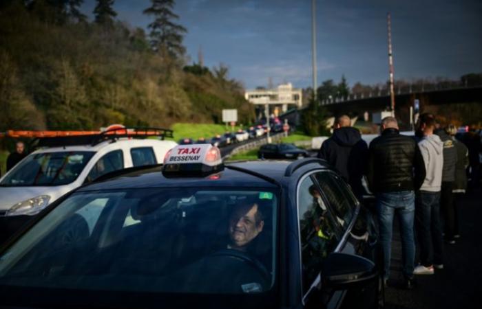 plusieurs centaines de chauffeurs de taxi manifestent autour de Lyon – 12/02/2024 à 10h35