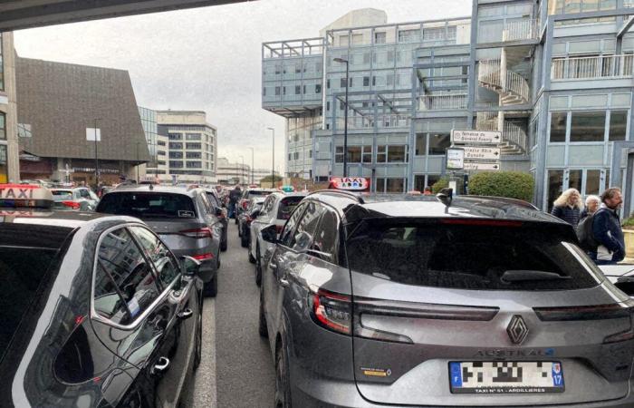 A47. Blocages de taxis et barrages routiers à Saint-Etienne : des perturbations en cours