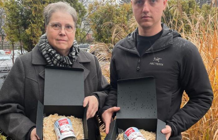 Des canettes de sirop d’érable remplies de copeaux de bois envoyées aux députés caquistes