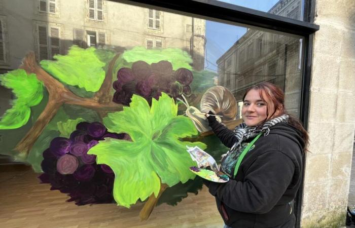 fenêtres vides couvertes par les œuvres d’un peintre