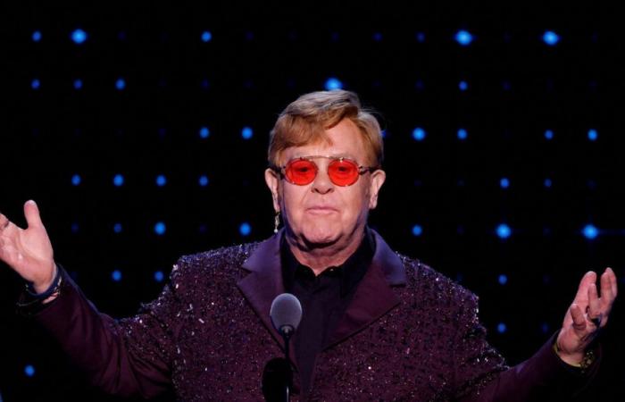 Elton John dit qu’il ne peut pas regarder sa nouvelle comédie musicale