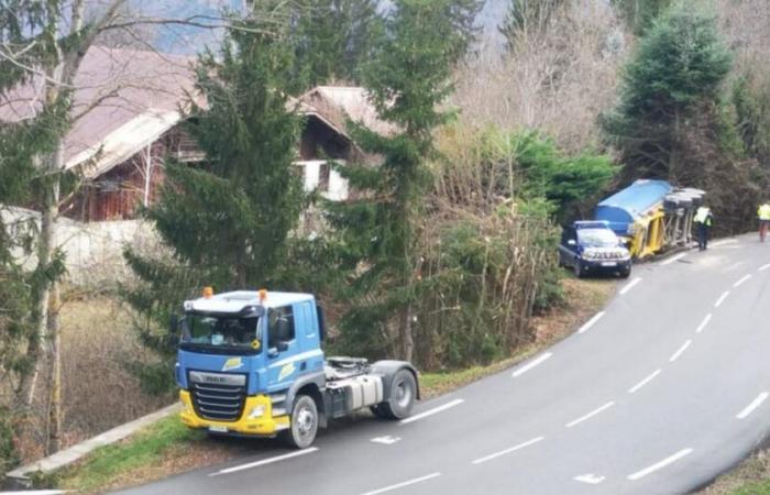 un camion perd sa remorque et se retourne sur le côté