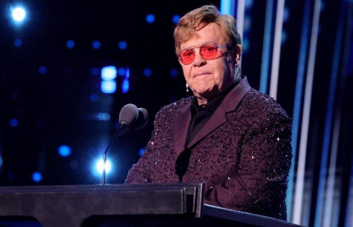 Elton John a perdu la vue et n’a pas pu regarder sa propre comédie musicale “Le Diable s’habille en Prada”.