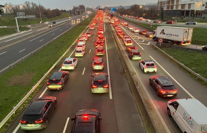 Embouteillages monstres aux entrées de Lyon, les taxis bloquent l’hôpital Lyon Sud