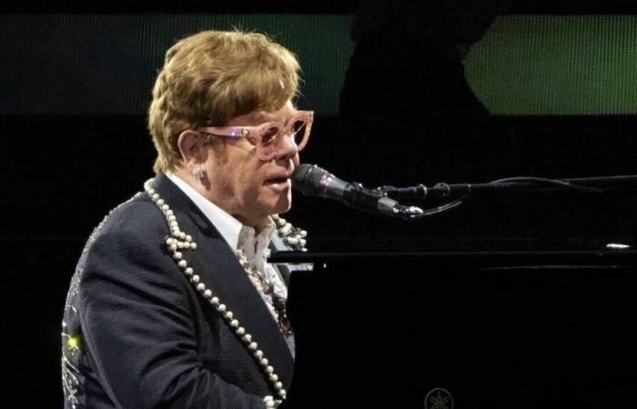 Le chanteur Elton John parle de sa santé après son infection oculaire