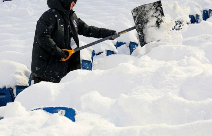 Une tempête de neige à effet de lac déverse plus de 5 pieds de neige sur les Grands Lacs, paralysant les déplacements