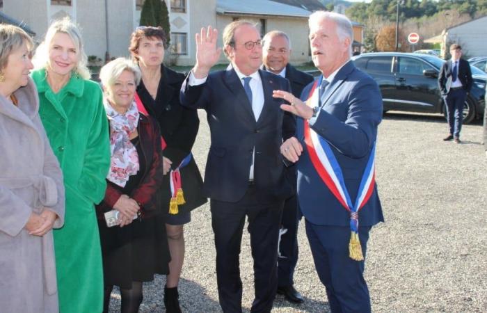 François Hollande en visite dans les Hautes-Alpes avant la motion de censure