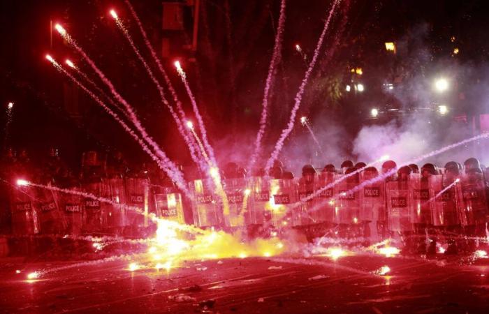 Oui, certains manifestants utilisent des « canons » fabriqués à partir de feux d’artifice contre la police