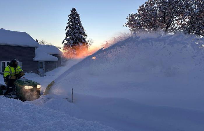 La neige à effet de lac continue dans les Grands Lacs après une chute de 5 pieds et une nouvelle tempête arrive