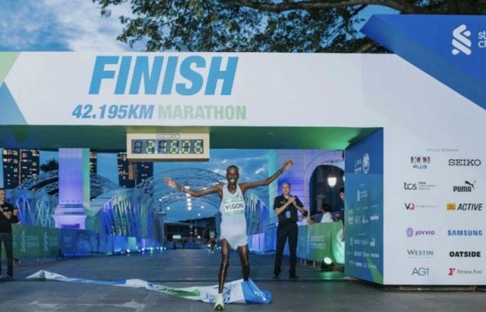 Geoffrey Yegon remporte le marathon de Singapour.