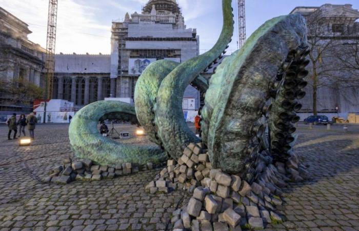 Une pieuvre géante émerge à Bruxelles : hommage à Verne