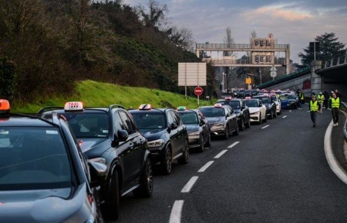 à Lyon, les taxis manifestent leur colère contre la nouvelle tarification du transport sanitaire