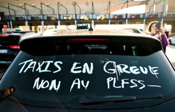 des chauffeurs de taxi en colère et inquiets mobilisés à Lyon et Toulon – 12/02/2024 à 13h57