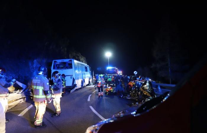 Accident d’autobus. Deux morts, une quarantaine de blessés, route toujours fermée, dernier bilan et point sur les investigations